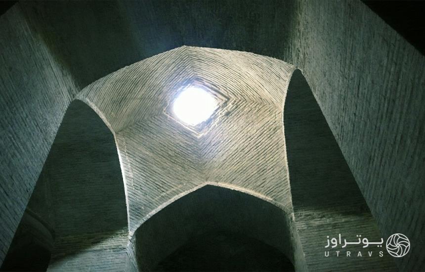 ستون‌ها و طاق آب انبار وکیل شیراز